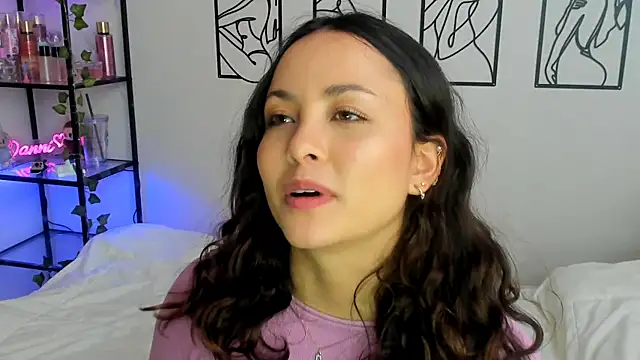 Megan Rodrigo online show from 28, 9, 2025