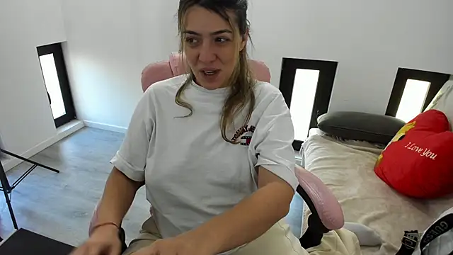 Dyana Kaylinn online show from 4, 5, 2026