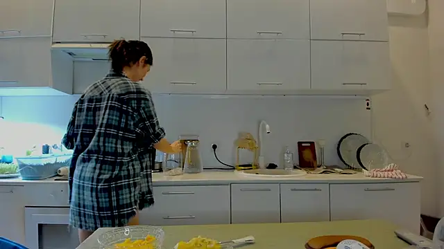 Snapshot of crystalnut chatting on 4, 12, 2025 crystalnut online show from 4, 12, 2025