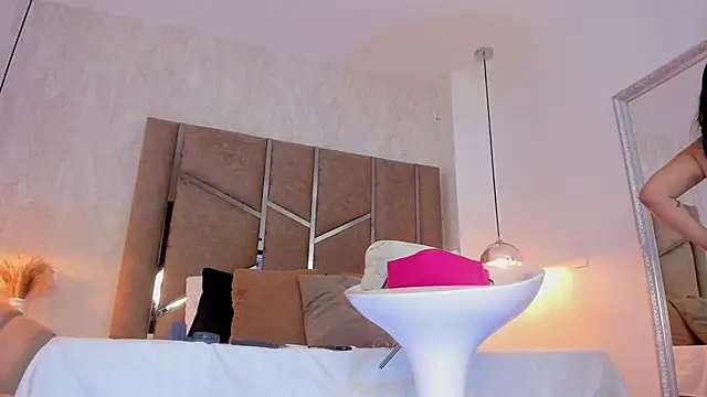 Martinaa Jones  online show from 6, 3, 2026