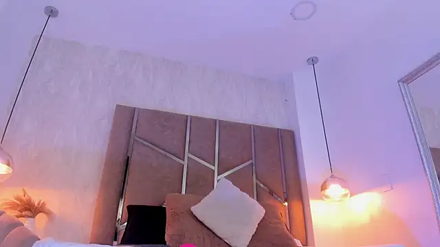 Martinaa Jones  online show from 7, 5, 2026
