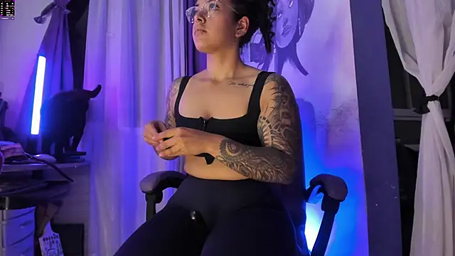 Snapshot of witchviolet chatting on 24, 11, 2025 witchviolet online show from 24, 11, 2025