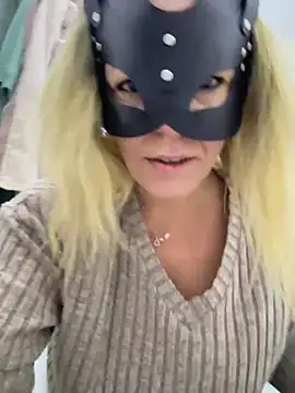 LadyScarlett-xk online show from 10, 1, 2025