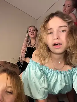 Snapshot of RollingGirls chatting on 3, 8, 2026 RollingGirls online show from 3, 8, 2026