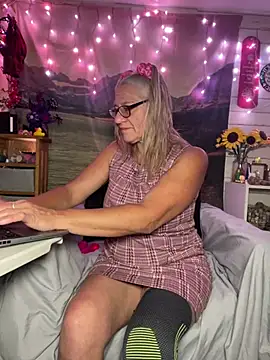 Snapshot of TrenaAnne chatting on 26, 6, 2026 TrenaAnne online show from 26, 6, 2026