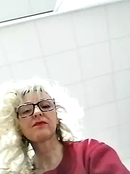 Snapshot of Tinuus chatting on 4, 3, 2025 Tinuus online show from 4, 3, 2025