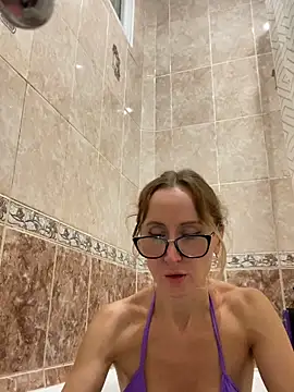 Snapshot of LauraDavis chatting on 19, 12, 2025 LauraDavis online show from 19, 12, 2025