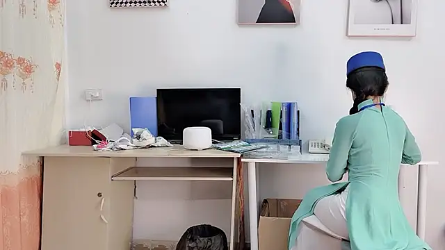 Mono-Stewardesss online show from 3, 2, 2026