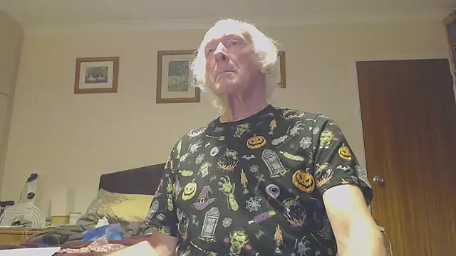 Snapshot of WaverlyKernow chatting on 5, 1, 2025 WaverlyKernow online show from 5, 1, 2025