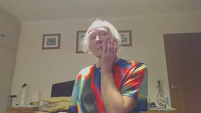 Snapshot of WaverlyKernow chatting on 5, 2, 2025 WaverlyKernow online show from 5, 2, 2025