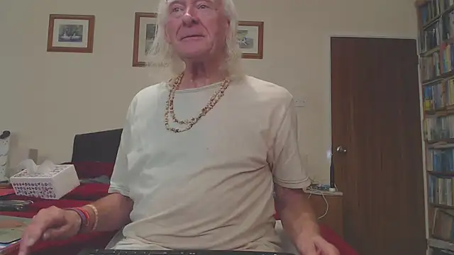 Snapshot of WaverlyKernow chatting on 19, 12, 2025 WaverlyKernow online show from 19, 12, 2025