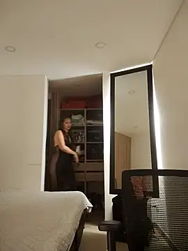 Snapshot of tata_laima__ chatting on 31, 10, 2025 tata laima   online show from 31, 10, 2025