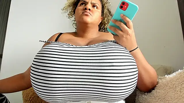 Snapshot of bigmom69_ chatting on 16, 4, 2026 bigmom69 online show from 16, 4, 2026