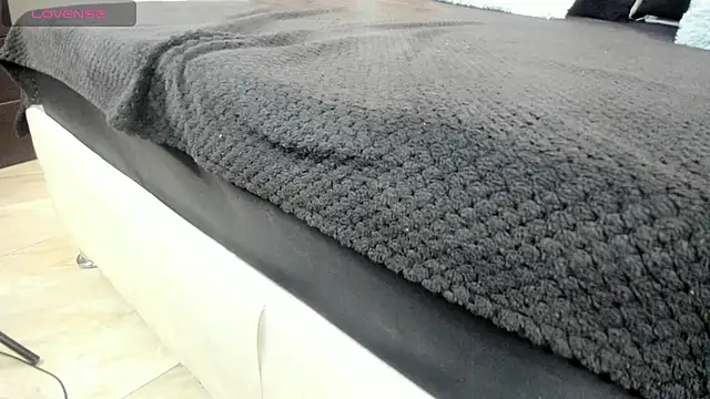 LIZ HOLMES online show from 22, 1, 2025