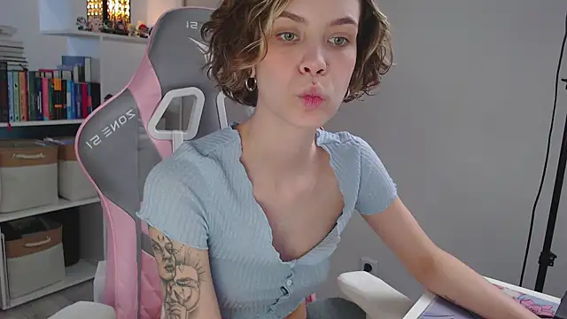 Snapshot of milly_ross chatting on 20, 12, 2024 milly ross online show from 20, 12, 2024