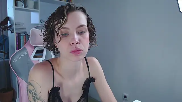 Snapshot of milly_ross chatting on 23, 12, 2024 milly ross online show from 23, 12, 2024