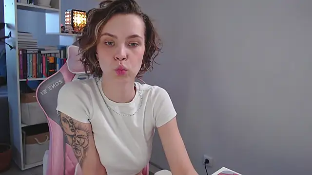 Snapshot of milly_ross chatting on 14, 1, 2025 milly ross online show from 14, 1, 2025