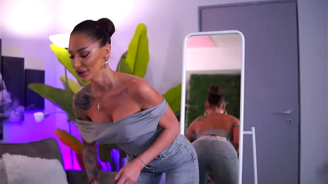 Snapshot of RaquelleVon chatting on 15, 11, 2025 RaquelleVon online show from 15, 11, 2025