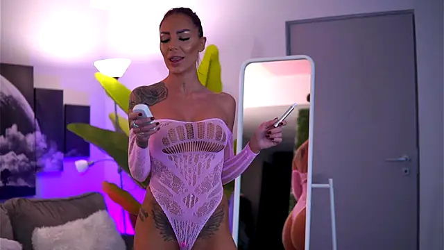 Snapshot of RaquelleVon chatting on 22, 11, 2025 RaquelleVon online show from 22, 11, 2025