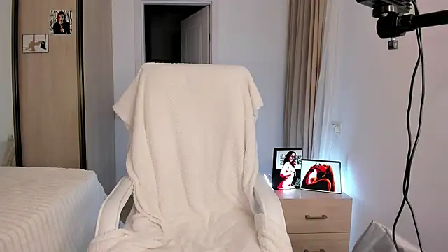 Snapshot of CharlotteWells chatting on 15, 11, 2025 CharlotteWells online show from 15, 11, 2025