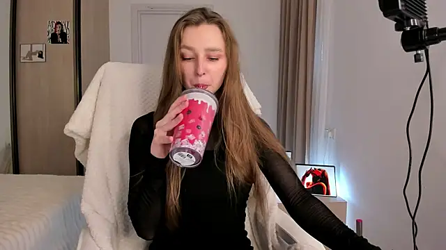 Snapshot of CharlotteWells chatting on 16, 11, 2025 CharlotteWells online show from 16, 11, 2025