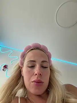 streetdoll online show from 4, 8, 2026