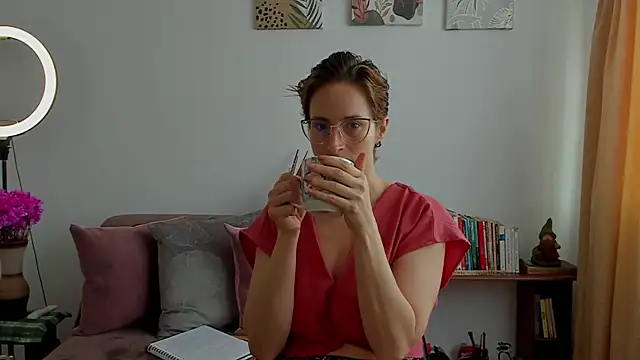 cuddlingbunny online show from 19, 1, 2025