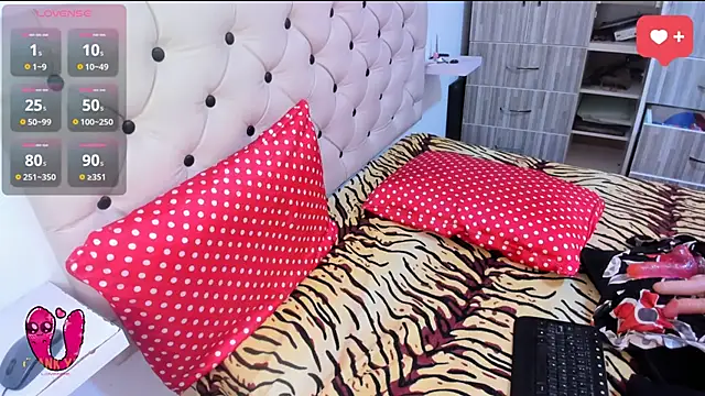 Snapshot of Krystal_Cruz chatting on 4, 1, 2025 Krystal Cruz online show from 4, 1, 2025