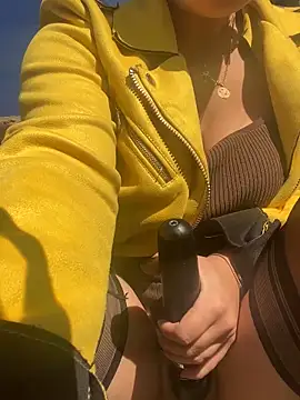 Luccreccia  online show from 17, 11, 2025