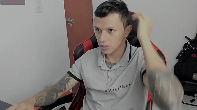 Snapshot of davebrow chatting on 18, 10, 2025 davebrow online show from 18, 10, 2025