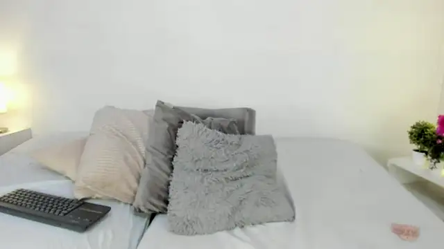 Snapshot of isa_molly chatting on 8, 1, 2025 isa molly online show from 8, 1, 2025