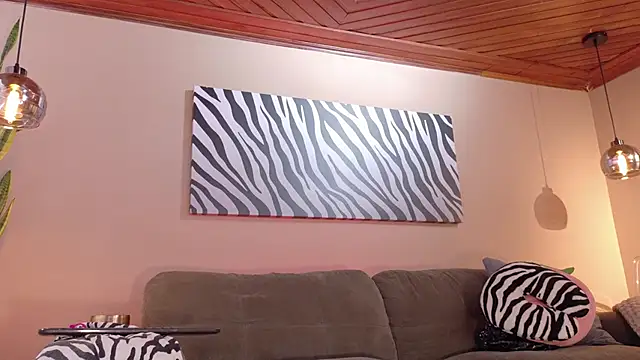 Hannah Borbon online show from 28, 9, 2025