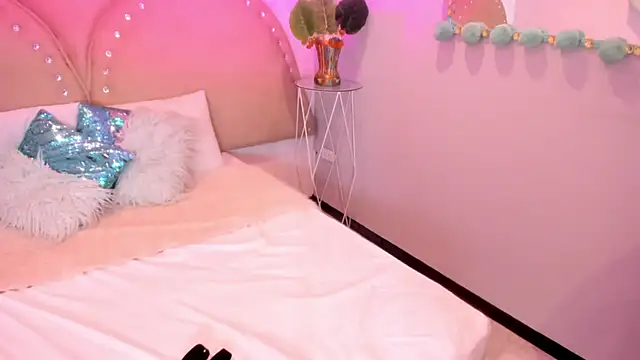 Miia Thompsonn online show from 7, 10, 2025