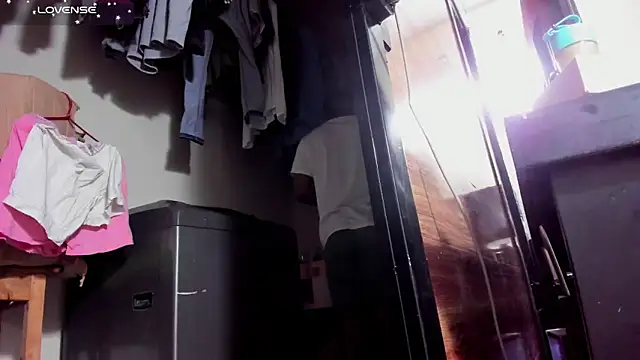 AlejoKhalifa  online show from 3, 11, 2025