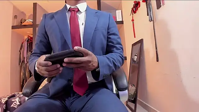 AlejoKhalifa  online show from 28, 4, 2026