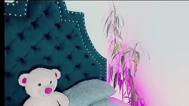 Snapshot of Emmaa_Saenz_ chatting on 5, 3, 2025 Emmaa Saenz  online show from 5, 3, 2025