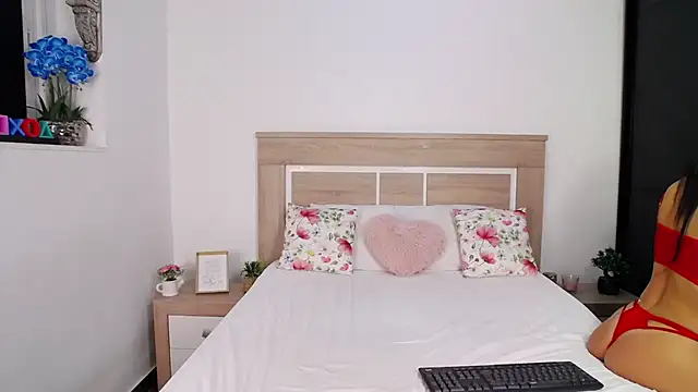 Snapshot of AylinRoss chatting on 18, 9, 2025 AylinRoss online show from 18, 9, 2025