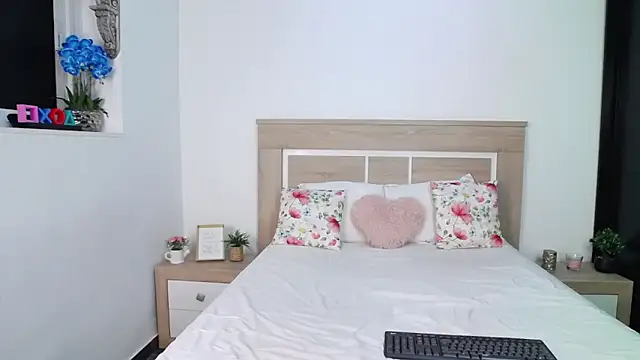 Snapshot of AylinRoss chatting on 6, 10, 2025 AylinRoss online show from 6, 10, 2025