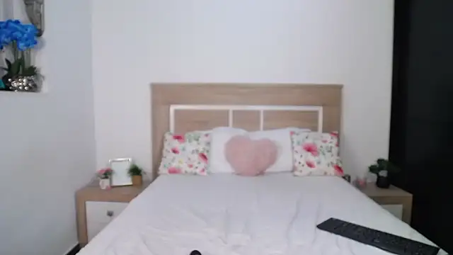 Snapshot of AylinRoss chatting on 17, 10, 2025 AylinRoss online show from 17, 10, 2025