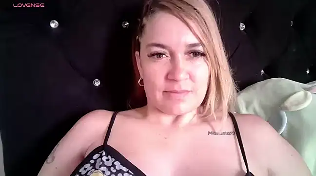 Izury Blondee online show from 11, 1, 2025