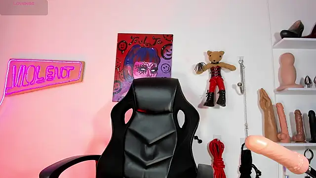 Snapshot of Violet-Queen chatting on 19, 10, 2025 Violet-Queen online show from 19, 10, 2025