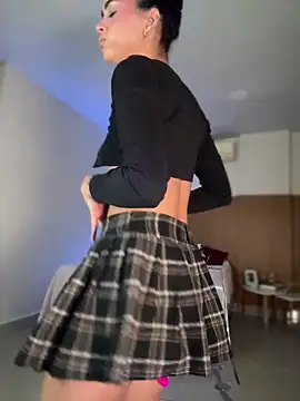 Lianh Benett online show from 4, 12, 2024