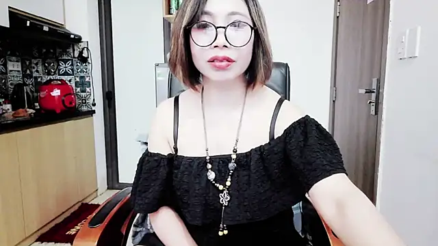 Snapshot of Miu-Le chatting on 7, 11, 2025 Miu-Le online show from 7, 11, 2025