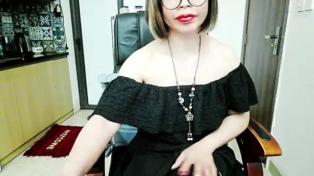 Snapshot of Miu-Le chatting on 8, 11, 2025 Miu-Le online show from 8, 11, 2025