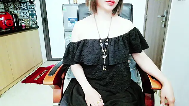 Snapshot of Miu-Le chatting on 23, 11, 2025 Miu-Le online show from 23, 11, 2025