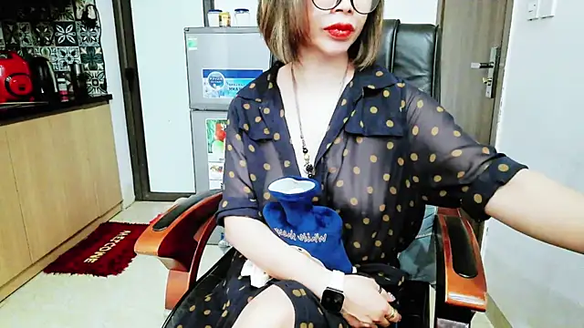 Snapshot of Miu-Le chatting on 23, 11, 2025 Miu-Le online show from 23, 11, 2025