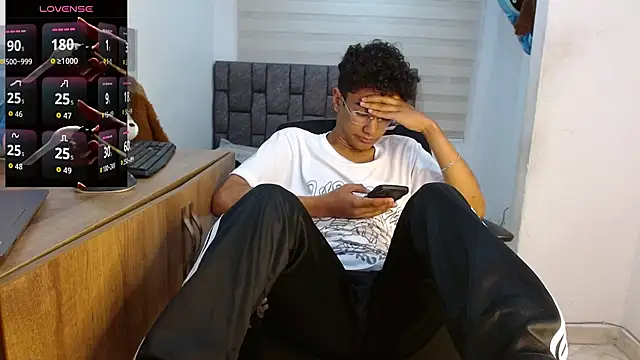 Snapshot of harrytwink18 chatting on 10, 9, 2025 harrytwink18 online show from 10, 9, 2025