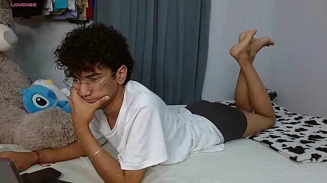 Snapshot of harrytwink18 chatting on 7, 4, 2026 harrytwink18 online show from 7, 4, 2026