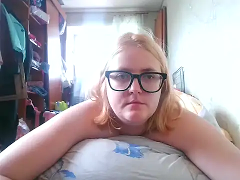 Snapshot of DesireMelissa chatting on 3, 10, 2025 DesireMelissa online show from 3, 10, 2025