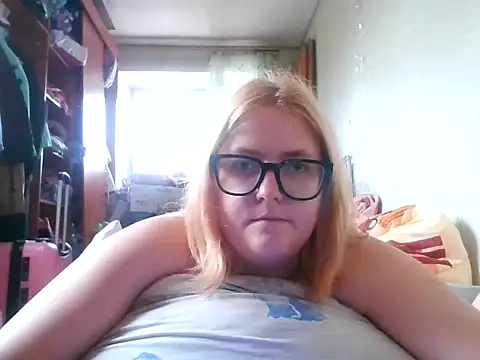 Snapshot of DesireMelissa chatting on 13, 10, 2025 DesireMelissa online show from 13, 10, 2025